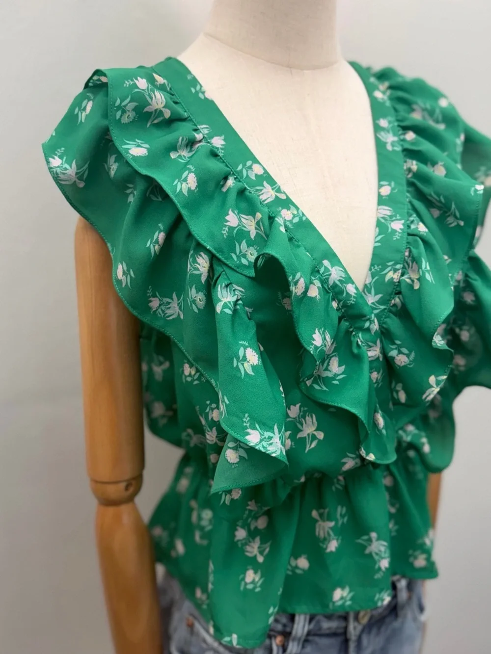 WAYF Floral Ruffle Sleeveless Blouse Green White Peplum Top Women’s Size S - Picture 2 of 12